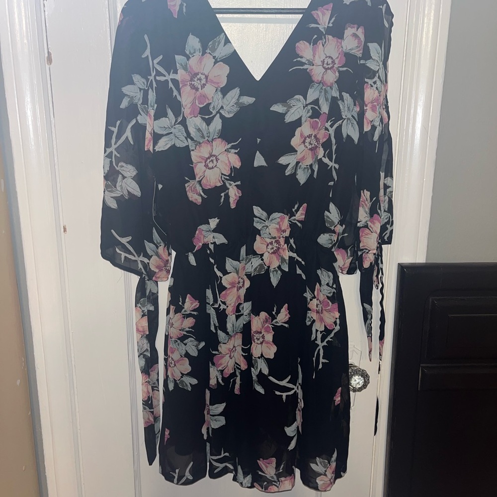 CLOSET CLEAR OUT!🎉 NWT NY&CO Black Floral Romper - Picture 5 of 6